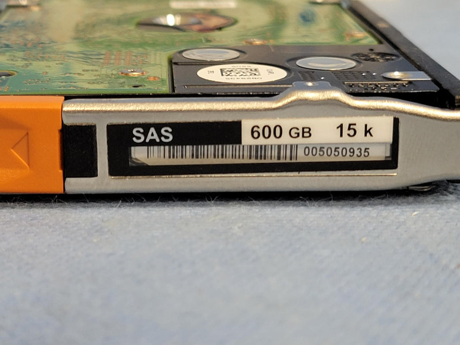 Lot of 2 - EMC VNX 600GB 15K 2.5” HD – PN: 005050935 – V4-2S15-600 / V6-2S15-600